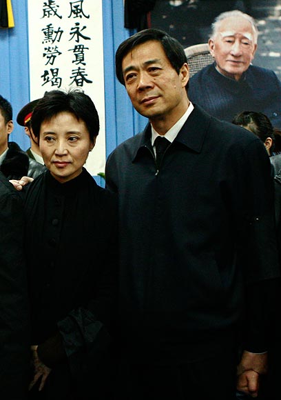 תקוותיו של המנהיג הסיני להפוך למנהיג מרכזי חוסלו. בו ורעייתו גו (צילום: רויטרס) (צילום: רויטרס)