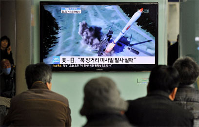 בדרום קוריאה מביטים בהדמיית השיגור הכושל (צילום: AFP) (צילום: AFP)