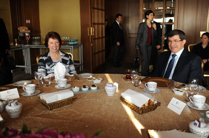קתרין אשטון ושר החוץ הטורקי, היום (צילום: AFP) (צילום: AFP)