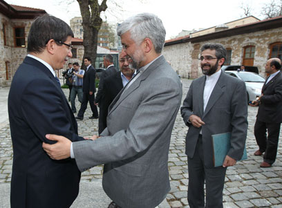 הנציג האיראני ושר החוץ הטורקי באיסטנבול (צילום: AFP) (צילום: AFP)