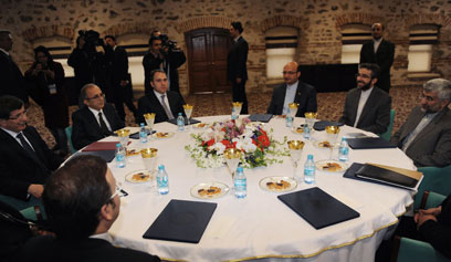 Jalili, Davutoglu at talks (Photo: AFP)