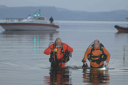 סוף המסע. הצוללנים איתרו את הגופה במעמקי האגם  (צילום: אביהו שפירא) (צילום: אביהו שפירא)