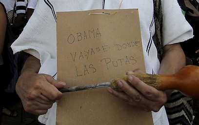 מפגין נגד ארה"ב: "אובמה, לך עם הזונות" (צילום: רויטרס) (צילום: רויטרס)
