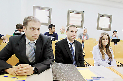 עורכי הדין של מכבי פ"ת בדיון בבית הדין (צילום: ראובן שוורץ) (צילום: ראובן שוורץ)