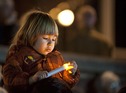 ילדה בטקס זיכרון בקנדה (צילום: AFP) (צילום: AFP)