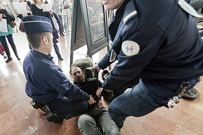פעילים נעצרים בשדה התעופה בניס. "מטרתם רק להשמיץ" (צילום: MCT) (צילום: MCT)