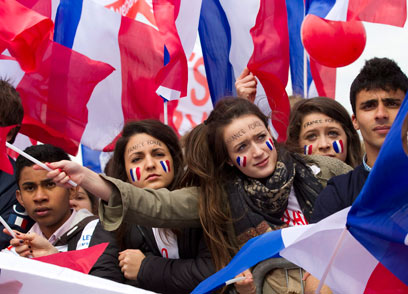 צרפת בוחרת נשיא. הסיבוב השני ייערך ב-6 במאי (צילום: EPA) (צילום: EPA)