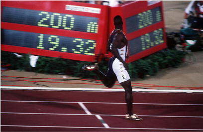 ג'ונסון בעת שקבע שיא עולם ב-200 מטר (צילום: Gettyimages Imagebank) (צילום: Gettyimages Imagebank)