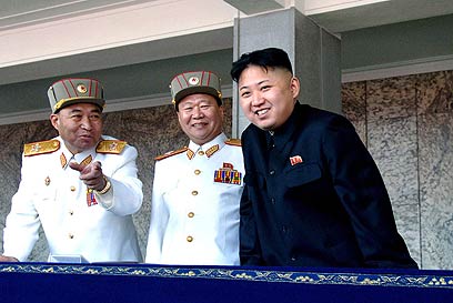 קים ג'ונג און עם בכירים בצבא צפון קוריאה (צילום: AP) (צילום: AP)