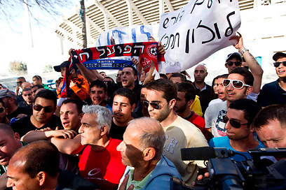 ההפגנה מול ההתאחדות. גם יואב כץ זועם (צילום: טל שחר) (צילום: טל שחר)