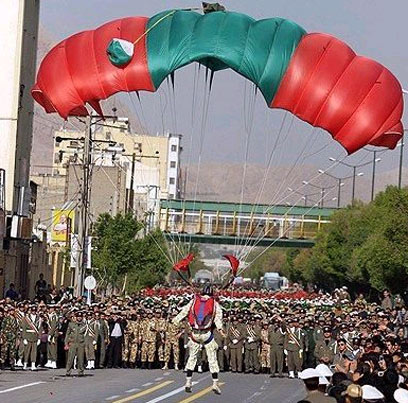 צנחן בצבעי דגל איראן במצעד ()