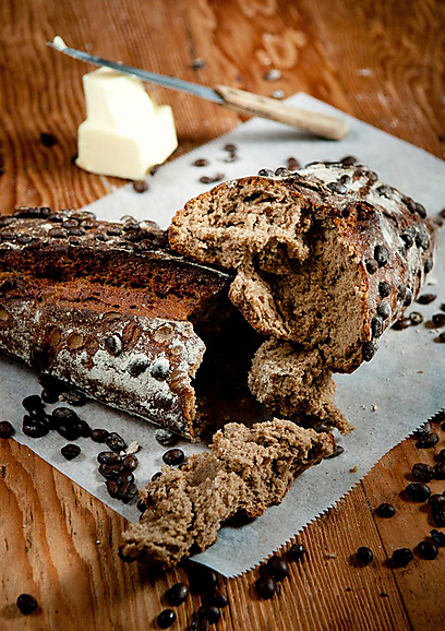 לחם שיפון עם קפה שחור (צילום: ירון ברנר) (צילום: ירון ברנר)