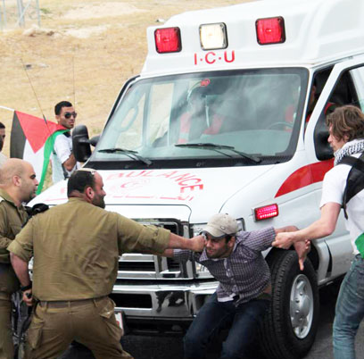 אייזנר מתעמת עם פעילים, כפי שתועד על ידי צלמים פלסטינים (צילום: סעד נג'ום) (צילום: סעד נג'ום)