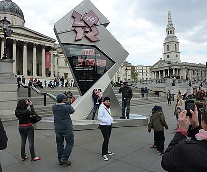 תיירים עם השעון האולימפי. אמורים להציף את בירת בריטניה (צילום: מודי קרייטמן) (צילום: מודי קרייטמן)