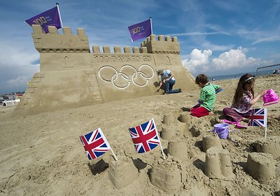 100 יום ללונדון 2012. בחוף הים מחכים (צילום: AFP) (צילום: AFP)