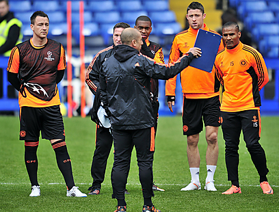 רוברטו די מתיאו מדריך את שחקניו לפני המשחק (צילום: AFP) (צילום: AFP)