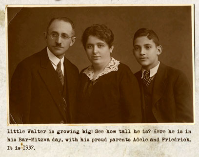 וולטר בר מצווה, עם הוריו ()