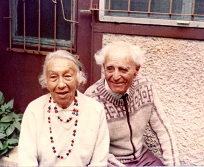 וולטר וקטה, סבה וסבתה של יעל, בשנות ה-70 ליד ביתם בקרית ביאליק ()