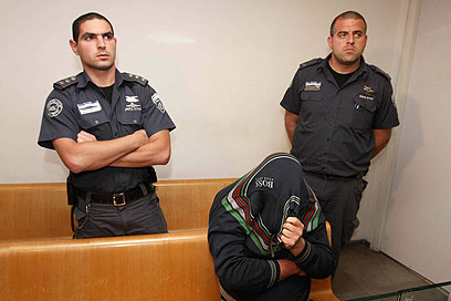 אחד החשודים בהארכת המעצר (צילום: עידו ארז) (צילום: עידו ארז)