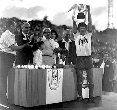 הפועל יהוד מניפה את גביע המדינה ב-1982 (צילום: משרד הממשלה) (צילום: משרד הממשלה)
