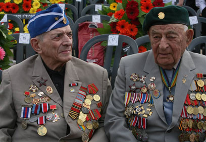ותיקי מלחמת העולם השנייה, בטקס ביד ושם (צילום: גיל יוחנן) (צילום: גיל יוחנן)