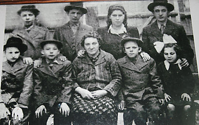 שמואל ויצחק (עומדים משמאל) עם משפחתם, לפני השואה. האב לא הסכים להצטלם מסיבות הלכתיות. מלבדם לא שרד איש מהמצולמים ()