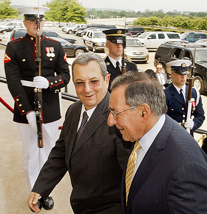 ברק בפגישה קודמת עם פאנטה. יציג בפניו הצעת התקציב לפנטגון (צילום: AFP) (צילום: AFP)