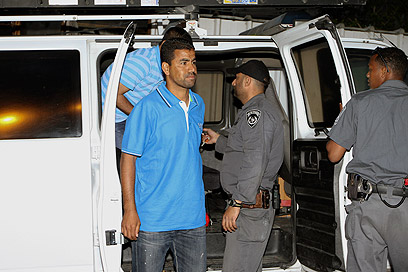 אזברגה מגיע לתחנת המשטרה אחרי האירוע באצטדיון "וינטר" (צילום: מור שאולי) (צילום: מור שאולי)