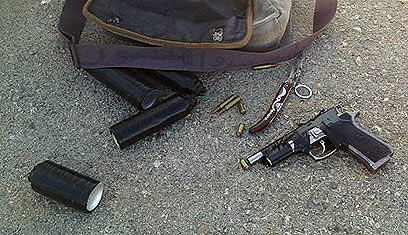 התיק עם המטענים, האקדח והתחמושת (צילום: דוברות מג"ב) (צילום: דוברות מג