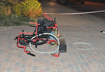 כיסא הגלגלים שעליו ישבה פאניה כשנפגעה (צילום: ג'ורג' גינסברג) (צילום: ג'ורג' גינסברג)