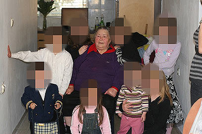 פאניה פייזילברג ומשפחתה בפסח. "התמונה האחרונה שבה כולם בריאים" ()