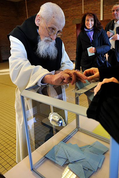 נזיר בוחר בצרפת, הבוקר (צילום: AFP) (צילום: AFP)