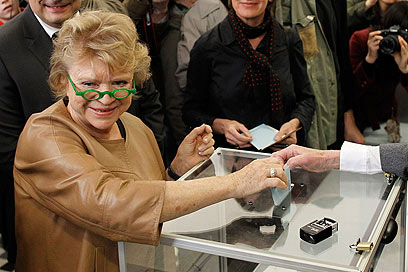 המועמדת לנשיאות מטעם "הירוקים", אווה ז'ולי, מצביעה (צילום: AP) (צילום: AP)