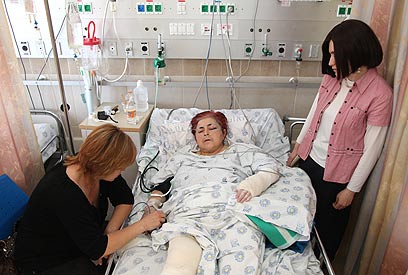 לריסה גולדנברג ובנותיה בבית החולים רמב"ם (צילום: אבישג שאר-ישוב) (צילום: אבישג שאר-ישוב)