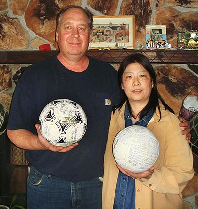 כדורגל וכדורעף מיפן שנמצאו באלסקה (צילום: AP/The Baxters via Kyodo News) (צילום: AP/The Baxters via Kyodo News)