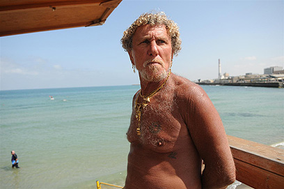 משה, מציל כבר 40 שנה בחוף (צילום: ירון ברנר) (צילום: ירון ברנר)