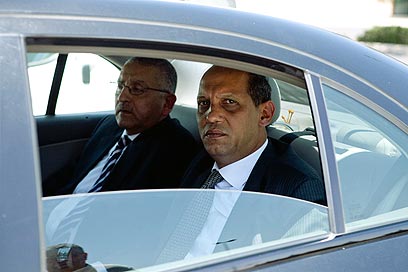 שגריר מצרים (משמאל) יאסר רידא בבואו לפגישה עם אילון, היום (צילום: אוהד צויגנברג) (צילום: אוהד צויגנברג)