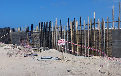 החומה בחוף נחשולים (צילום: גדעון בצלאל) (צילום: גדעון בצלאל)