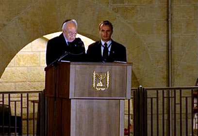 פרס בכותל, הערב. "עיניכם הדומעות צופות מבעד לחלון" (צילום: עוז מרון)