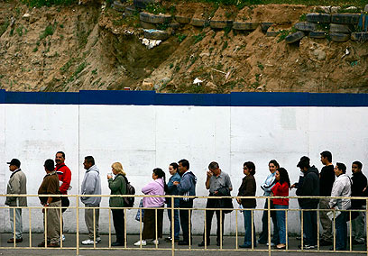 מהגרים ממכסיקו עומדים בתור בכניסה לארה"ב בשנת 2006 (צילום: רויטרס) (צילום: רויטרס)