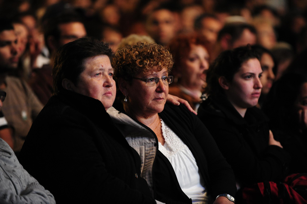 Людмила Рожкова и "солдатская мать" Мирьям Перец на церемонии памяти павших. Фото: Исраэль Бардуго