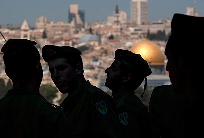חיילים בטקס הזיכרון בירושלים (צילום: AP) (צילום: AP)