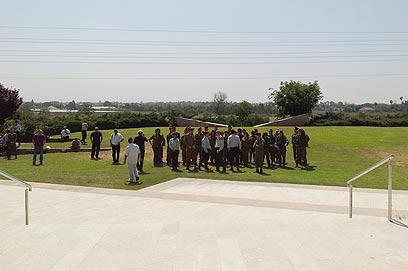 הטקס המאולתר שערכו המשפחות (צילום: דנה שניזיק) (צילום: דנה שניזיק)