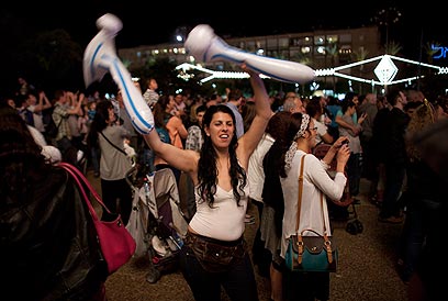 שמחה גדולה בתל-אביב (צילום: EPA) (צילום: EPA)