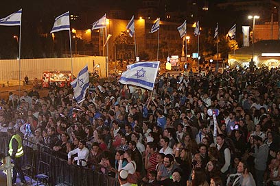 המונים חגגו ברחובות ירושלים (צילום: גיל יוחנן) (צילום: גיל יוחנן)