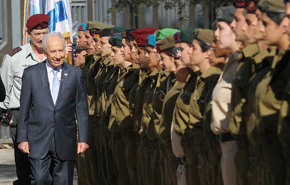 הנשיא סוקר את 120 החיילים המצטיינים (צילום: גיל יוחנן) (צילום: גיל יוחנן)
