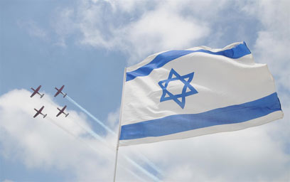 דגל ישראל על רקע המטס מעל שמי תל-אביב (צילום: ירון ברנר) (צילום: ירון ברנר)