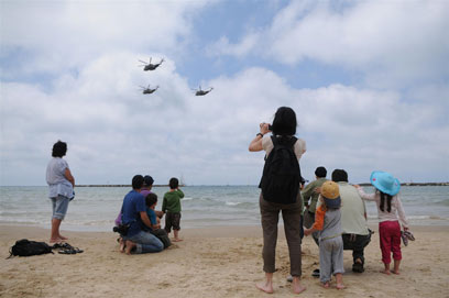 משקיפים למטס חיל האוויר בחוף בתל-אביב (צילום: ירון ברנר) (צילום: ירון ברנר)
