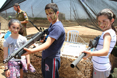משחקים בצבא. ילדים חוגגים בבסיס של חטיבת כפיר (צילום: חגי אהרון) (צילום: חגי אהרון)