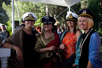 נשות הדיפלומטים משתעשעות בבית הנשיא (צילום: אוהד צויגנברג) (צילום: אוהד צויגנברג)